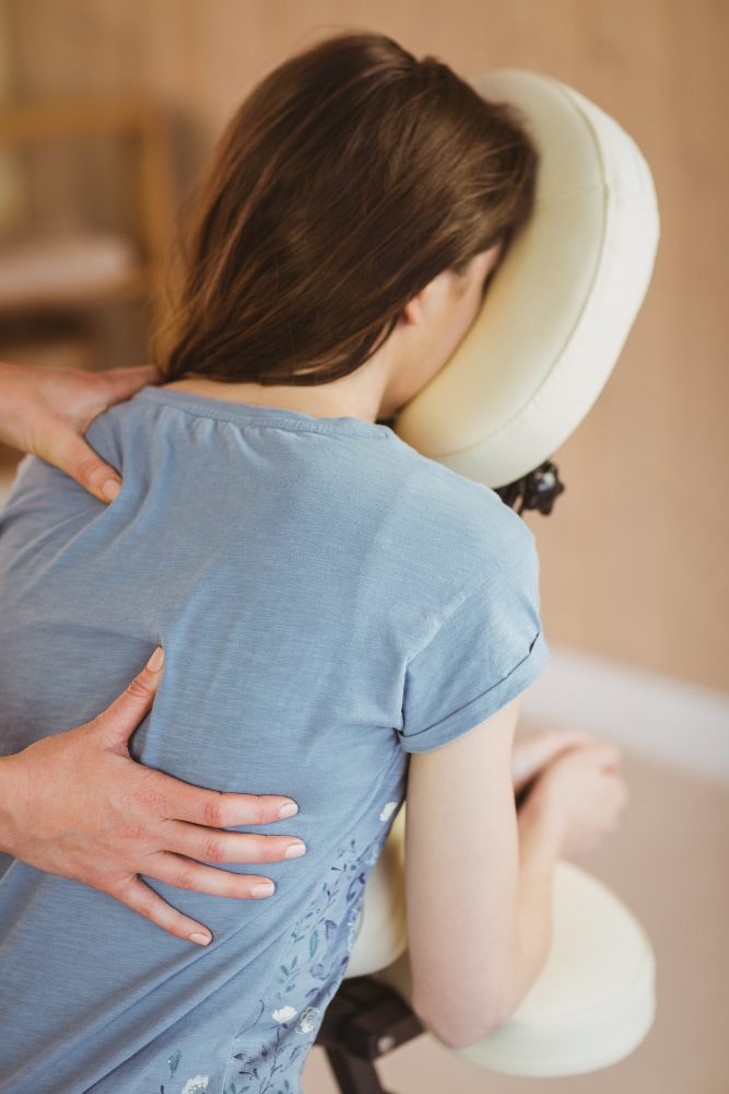 Massage sur chaise en entreprise - Rive-Nord de Montréal - Moon Mieux-Être
